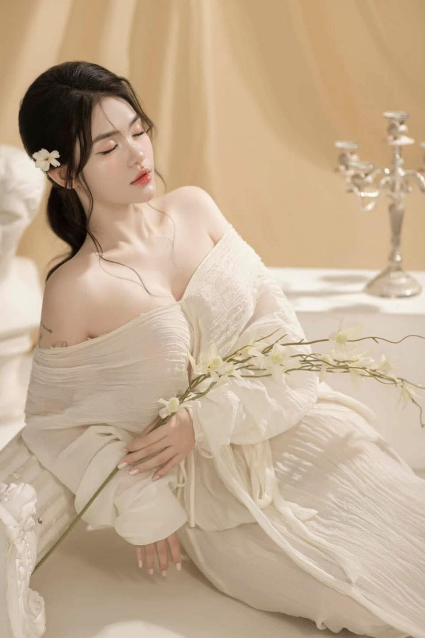 Dù biết sai trái nhưng thầy giáo trẻ lại bị cô học trò dẫn vào khách sạn
